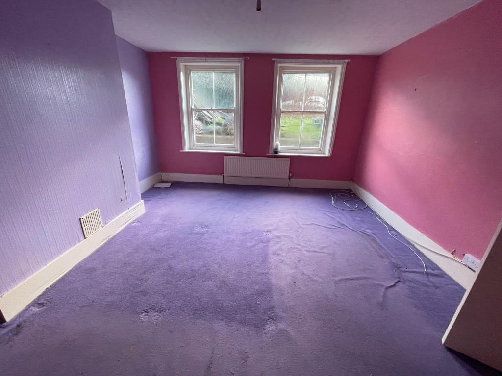 Lot: 8 - ONE-BEDROOM GARDEN FLAT - Bedroom